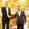 El presidente del Comité Popular de Hanói, Tran Sy Thanh, recibe al director del BAD en Vietnam, Andrew Jeffries. (Fotografía: hanoimoi.com.vn)
