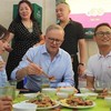 El primer ministro de Australia, Anthony Albanese, disfruta del cerdo asado vietnamita. (Fotografía: VNA)