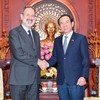 El secretario general del Partido Comunista de Vietnam en Ciudad Ho Chi Minh, Nguyen Van Nen, y el embajador de Italia en el país indochino, Marco della Seta.