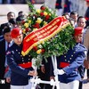 El premier vietnamita, Pham MInh Chinh y su esposa depositan flores en memorial de los líderes fundadores dominicanos