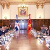 El primer ministro de Vietnam, Pham Minh Chinh, mantiene conversaciones con el presidente de República Dominicana, Luis Abinader Corona. (Foto: VNA)