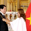 La presidenta peruana, Dina Ercilia Boluarte Zegarra, otorga la Orden Sol del Perú en el grado de Gran Cruz al presidente vietnamita, Luong Cuong. (Foto: VNA) 