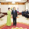 El primer ministro de Laos, Sonexay Siphandone, recibe a la directora general de la VNA, Vu Viet Trang. (Foto: VNA)