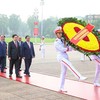 La delegación de dirigentes del Partido, el Estado, la Asamblea Nacional, el Gobierno y el Frente de la Patria de Vietnam rinde homenaje al Presidente Ho Chi Minh en su mausoleo. (Foto: VNA)