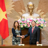 El vicepresidente de la Asamblea Nacional de Vietnam, Nguyen Duc Hai (derecha), recibióa la tesorera del estado estadounidense de California, Fiona Ma (Fuente: VNA)