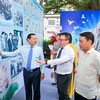 El presidente-editor del periódico Nhan Dan, Le Quoc Minh, presenta la exposición a los delegados.