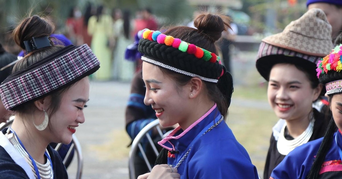 Presentan trajes típicos de los grupos étnicos de Vietnam | Nhan Dan en  línea en español