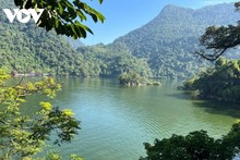 Perderse en otoño en lago vietnamita de Ba Be