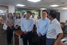 Ejecutivos del centro enseñan a Quoc Minh las instalaciones al servicio de la cobertura periodística. (Fotografía: Nhan Dan)