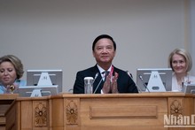 El vicepresidente de la Asamblea Nacional de Vietnam Nguyen Khac Dinh interviene en el Congreso. (Fotografía: Nhan Dan)