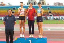 Nguyen Thi Huyen (centro) alza su medalla de oro. (Fotografía: Comité Organizador del torneo)