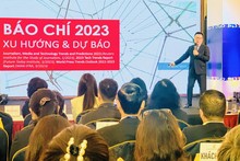 Le Quoc Minh, también jefe del periódico Nhan Dan, presenta su investigación “Las tendencias y pronósticos periodísticos para 2023”.