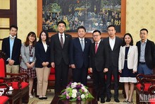 El jefe de Redacción de Nhan Dan, Le Quoc Minh, y directivos de JICA en Vietnam.