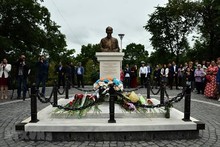 Ante el monumento del Presidente Ho Chi Minh en la ciudad de Vladivostok. (Fotografía: VNA)