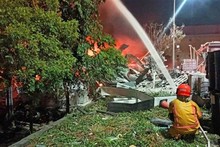 Los bomberos intentan apagar el fuego. (Fotografía: focus taiwán)