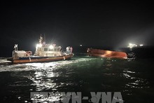 Los rescatistas buscan a las víctimas. (Fotografía: Yonhap/VNA)