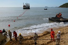 Un cable de fibra óptica submarino en la costa en Quy Nhon (Fotografía: VNA)