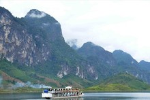 Un barco turístico lleva a las concursantes de Miss Turismo Mundial 2022 a un paseo en el lago del distrito de Quynh Nhai (Son La) (Fotografía: VNA)