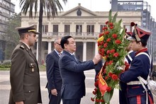 El presidente de la Asamblea Nacional de Vietnam, Vuong Dinh Hue, deposita una ofrenda floral en el monumento dedicado al general José Gervasio Artigas, un héroe nacional de Uruguay (Foto: VNA)