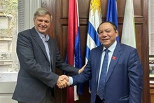 El Ministro de Cultura, Deportes y Turismo Nguyen Van Hung y el Ministro de Deportes de Uruguay, Sebastián Bauzá,. (Foto: VNA)
