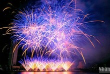 Espectáculo de fuegos artificiales de los equipos de Vietnam y Finlandia (Foto: Nhan Dan)