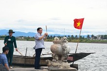 Dinh Hue realiza una ceremonia de flotar farolillos y guirnaldas de flores en el río Thach Han en memoria de los héroes nacionales.