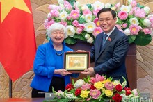 El presidente de la Asamblea Nacional de Vietnam, Vuong Dinh Hue, recibió en Hanói a la secretaria del Tesoro de EE. UU., Janet Yellen (Foto: Nhan Dan)