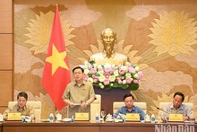 El titular del Parlamento vietnamita, Vuong Dinh Hue, pronuncia discurso de apertura.