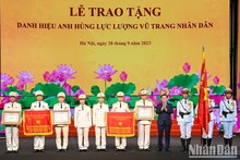 El presidente de la Asamblea Nacional, Vuong Dinh Hue, entrega el título de "Héroe de Fuerzas Armadas Populares" a colectivos e individuos destacados.