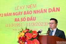 Le Quoc Minh, presidente-editor del diario Nhan Dan, subjefe de la Comisión de Comunicación y Educación del Comité Central del PCV y titular de la Asociación de Periodistas del país, habla en el evento.
