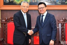 Le Quoc Minh, también presidente de la Asociación de Periodistas de Vietnam recibe a Hu Zhaoming, portavoz y jefe de Información y Comunicación, adscrito al Departamento de Enlace Internacional del Comité Central del PCCh.