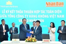Diario Nhan Dan y Vietnam Airlines firman acuerdo de cooperación integral