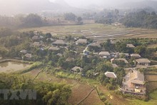La aldea de Giang Mo está ubicada en el valle al pie de la montaña Mo, rodeada de campos de arroz y colinas.