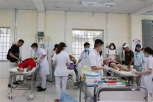 Los médicos vietnamitas brindan tratamientos a los víctimas (Fotografía: VNA)