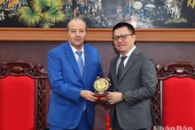 El presidente-editor de Nhan Dan, Le Quoc Minh, regala el logotipo de su periódico al embajador Abdelhamid Boubazine.