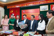 Delegación de Nhan Dan trabaja con dirigentes de Son La