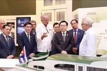 El presidente de la Asamblea Nacional de Vietnam, Vuong Dinh Hue, visita el Centro Fidel Castro Ruz. (Foto: VNA)