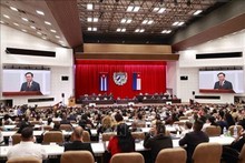 El presidente del Parlamento vietnamita, Vuong Dinh Hue, pronuncia en la primera sesión extraordinaria de la Asamblea Nacional del Poder Popular de Cuba de la X Legislatura, con motivo del aniversario 62 de la Victoria de Playa Girón. (Foto: VNA)