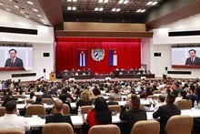El presidente de la Asamblea Nacional de Vietnam, Vuong Dinh Hue, interviene en la sesión extraordinaria de la ANPP. (Foto: VNA)