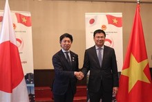 El embajador vietnamita en Japón, Pham Quang Hieu y el miembro de la Cámara de Representantes de Japón, Yoichiro Aoyagi. (Foto: VNA)