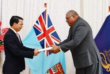 El embajador vietnamita Nguyen Van Trung entregó sus cartas credenciales al presidente de Fiyi, Ratu Wiliame Maivalili Katonivere. (VNA)