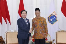 El presidente de la Asamblea Nacional de Vietnam, Vuong Dinh Hue, y el gobernador de Yakarta, Heru Budi Hartono, en el encuentro. (Foto: Nhan Dan)