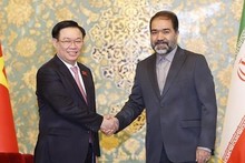 El presidente de la Asamblea Nacional, Vuong Dinh Hue, recibe al gobernador Isfahan Reza Mortazavi. (Foto: VNA)