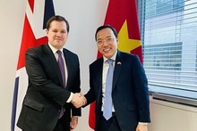 Robert Jenrick, Ministro de Estado (Ministro de Inmigración) en el Ministerio británico del Interior, y el embajador de Vietnam en el Reino Unido, Nguyen Hoang Long (Fuente: baoquocte)