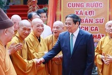 El primer ministro Pham Minh Chinh saluda a los representantes de la Sangha Budista de Vietnam (Foto:VNA)
