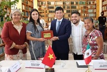 El embajador Nguyen Hoanh Nam entrega un regalo a la viceministra de Turismo de Oaxaca Fernanda Schmidt Ruiz. (Fotografía: VNA)