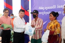 El embajador de Vietnam en Camboya, Nguyen Huy Tang (de camisa blanca), en la actividad. (Fotografía: Nhan Dan)