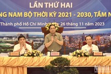 El primer ministro de Vietnam, Pham Minh Chinh (de pie), preside la reunión. (Fotografía: Nhan Dan)