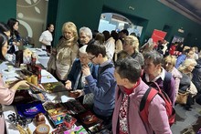 El stand de Vietnam atrae a mucghos visitantes. (Fotografía: VNA)