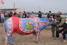 Un pintor dando los toques finales a su obra.